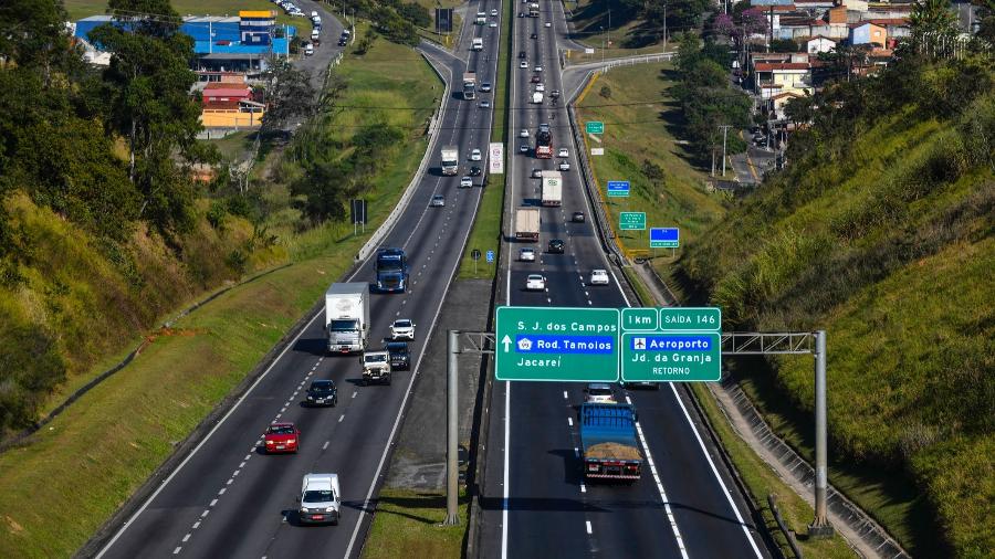 movimento-de-veiculos-na-altura-do-km-148-da-rodovia-presidente-dutra-br-116-em-sao-jose-dos-campos-sp-1596841660492_v2_900x506